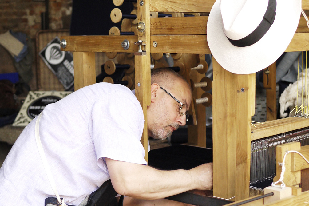 Blue Jeans di Denim tessuto a mano in mostra a Milano