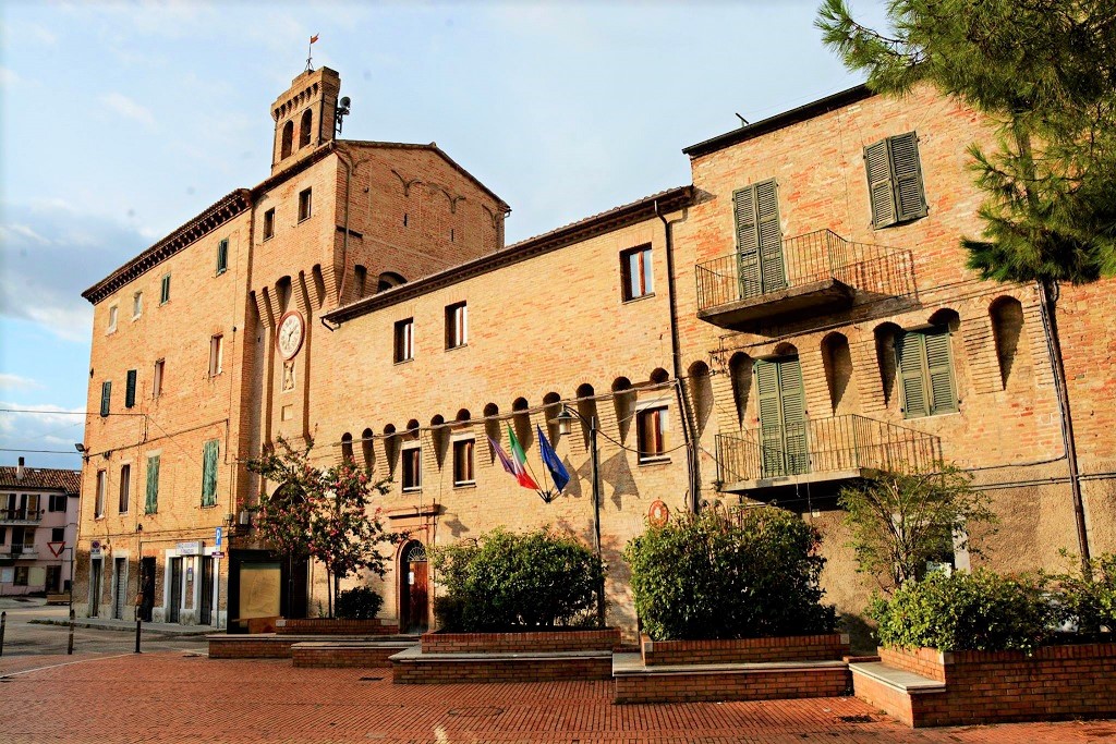 Castelferretti-e-la-famosa-fontana.jpg