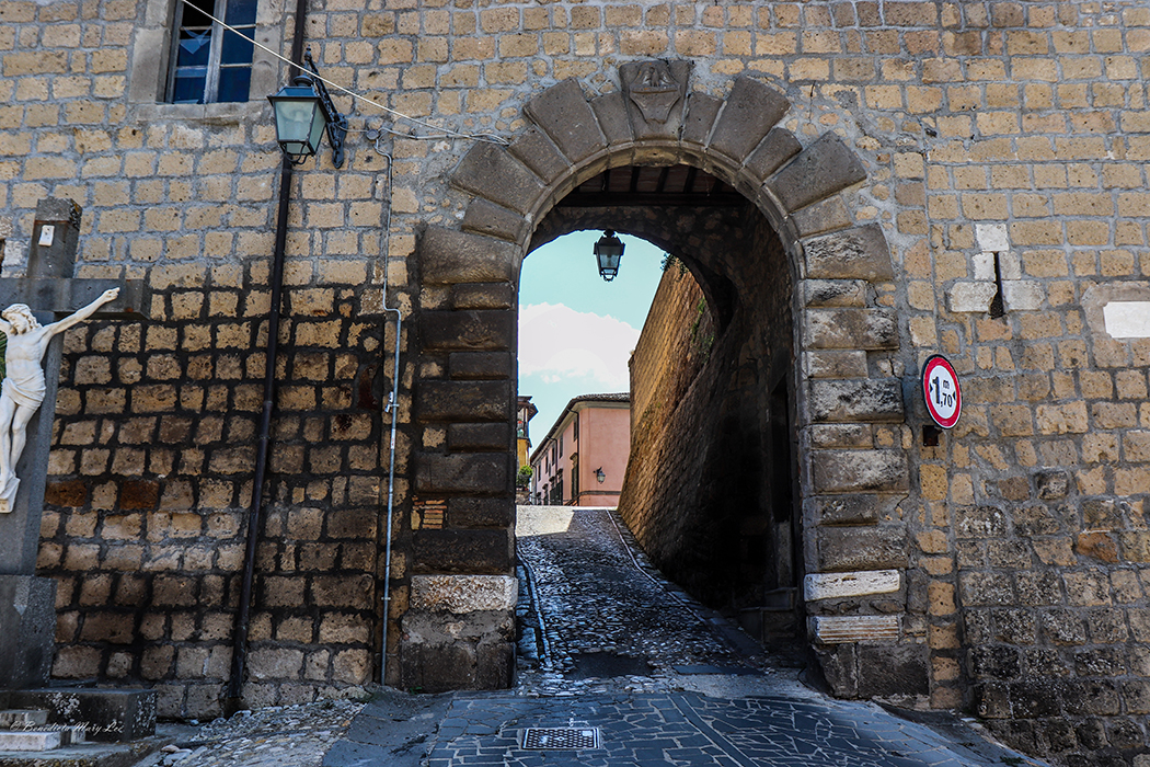 Civitella d'Agliano. Porta al borgo