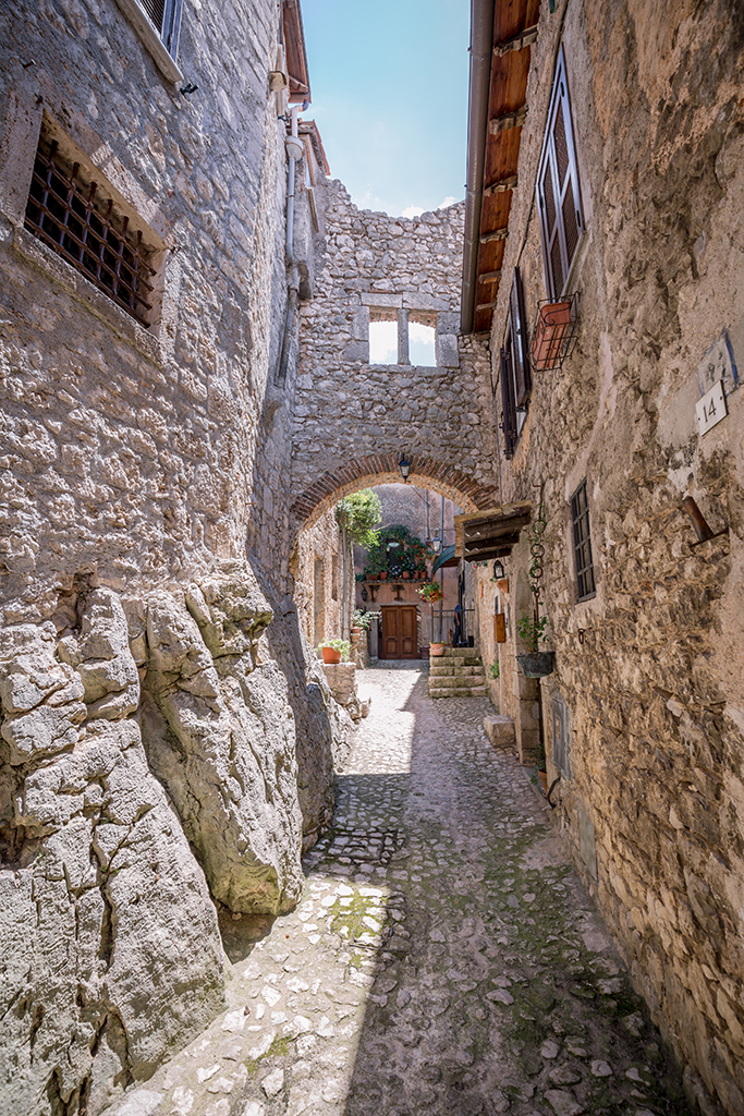 Fumone- Vicolo Medievale by Alberto Bevere.