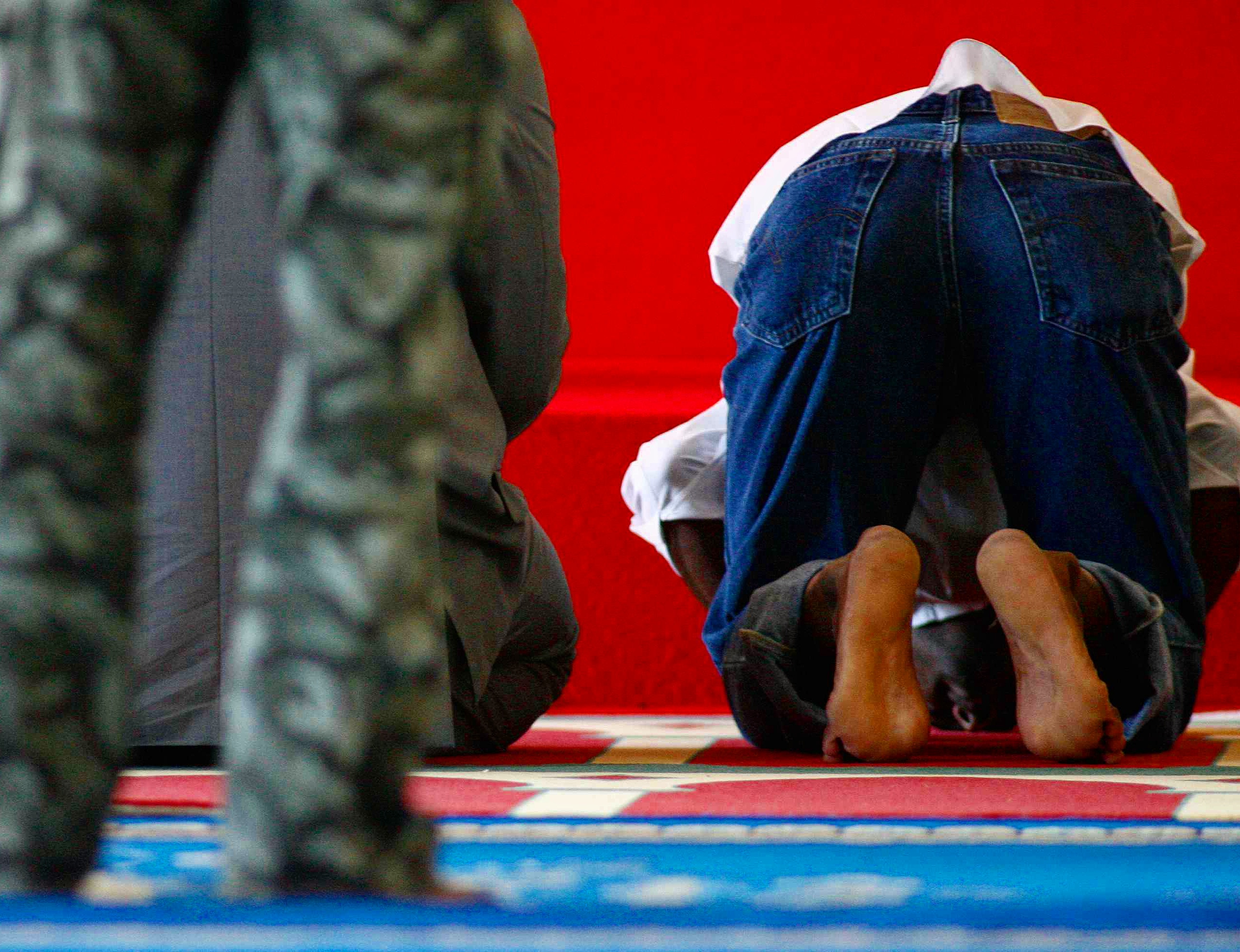 “007” in una moschea durante l’ora di preghiera