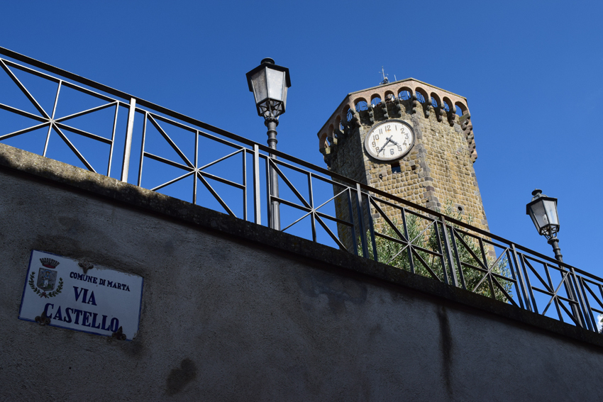 Marta. Rocca e torre dell'orologio
