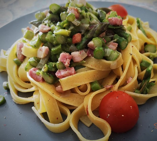 Fettuccine con asparagi, pancetta e pachino confit