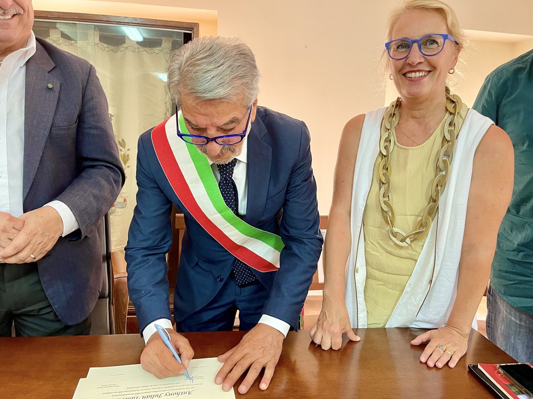 Riccardo Frattaroli e la firma dell'attestato