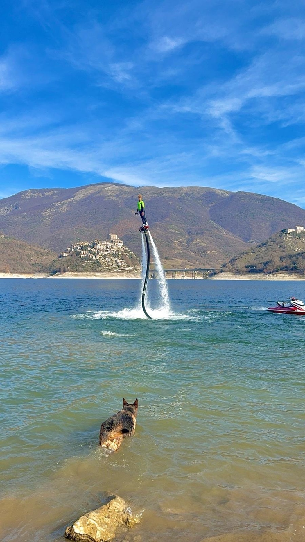 Clea alle prese con hydrofly di Carlotta sul Lago del Turano