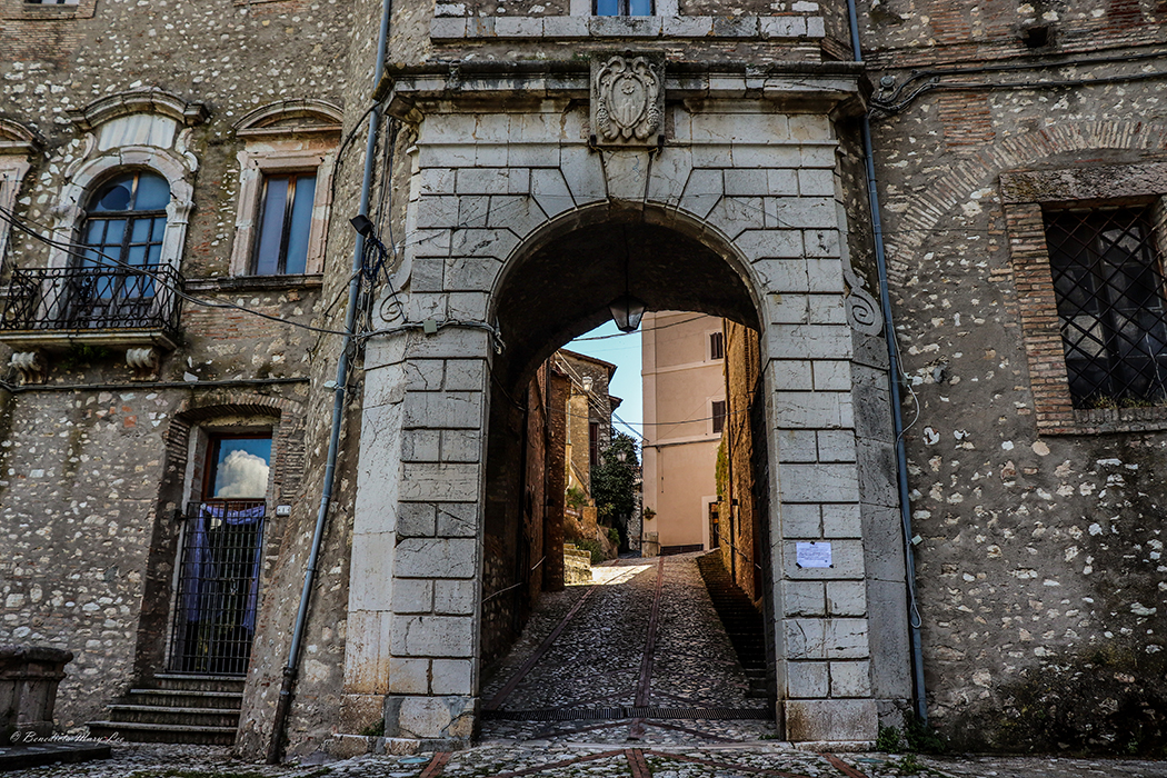Contigliano. Porta dei Santi