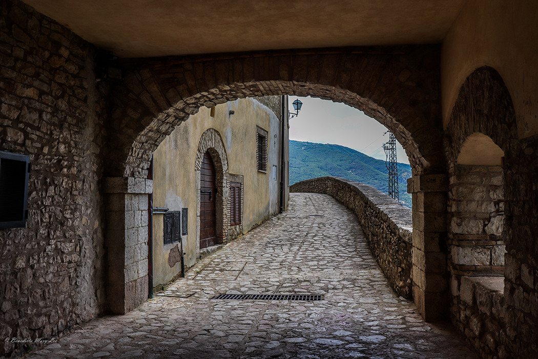 Cottanello. Finestroni