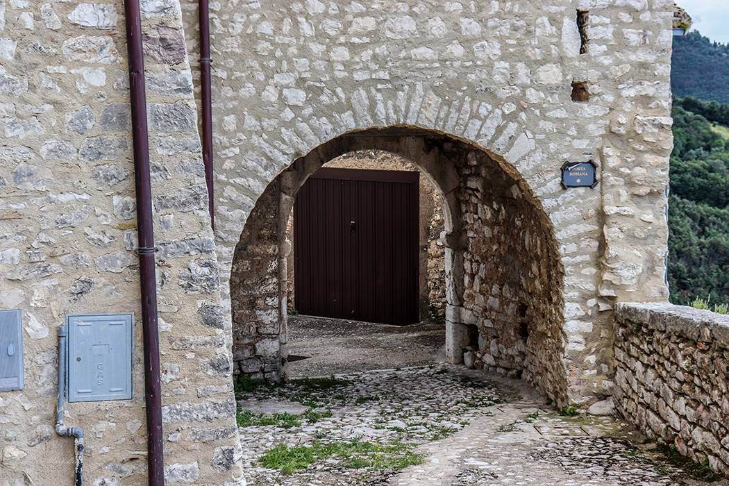 Cottanello. Porta Romana