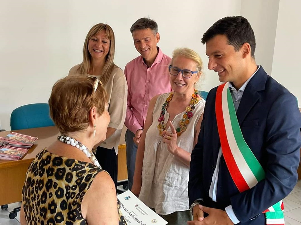 Consegna della Pergamena a Fiorella Lepre Town Ambassador di Carpineto