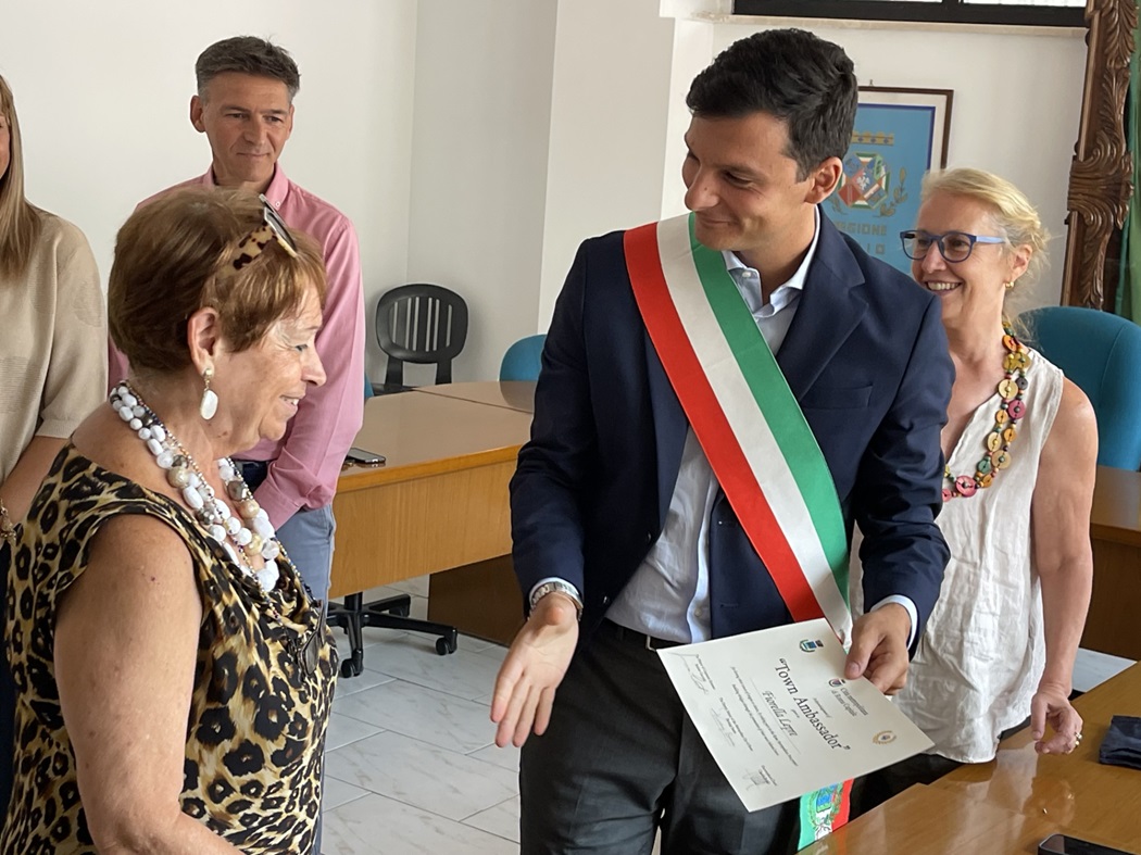 Consegna della Pergamena a Fiorella Lepre Town Ambassador di Carpineto