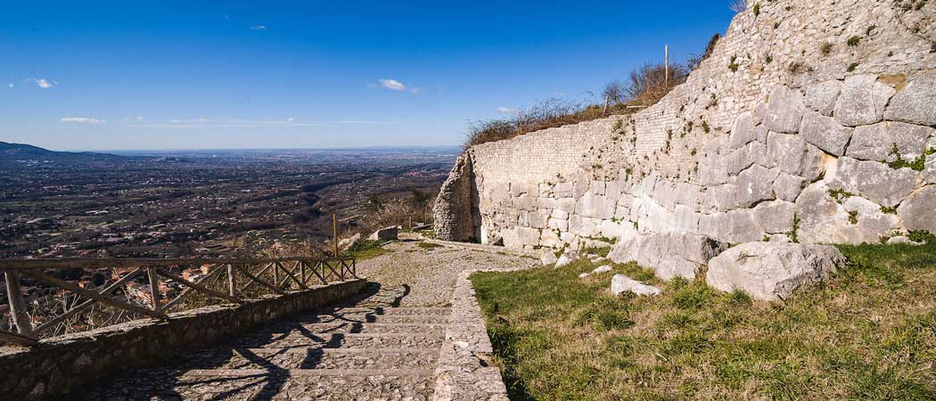 Castel San Pietro Romano. Mura Ciclopiche