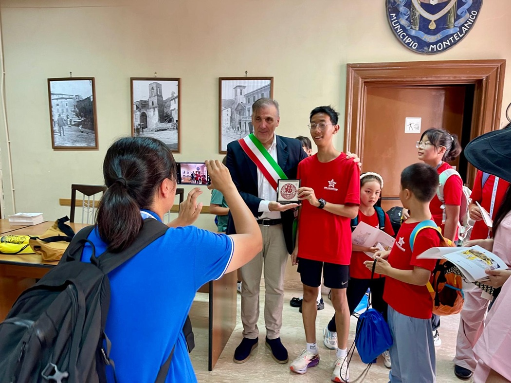 Strani turisti cinesi a Montelanico