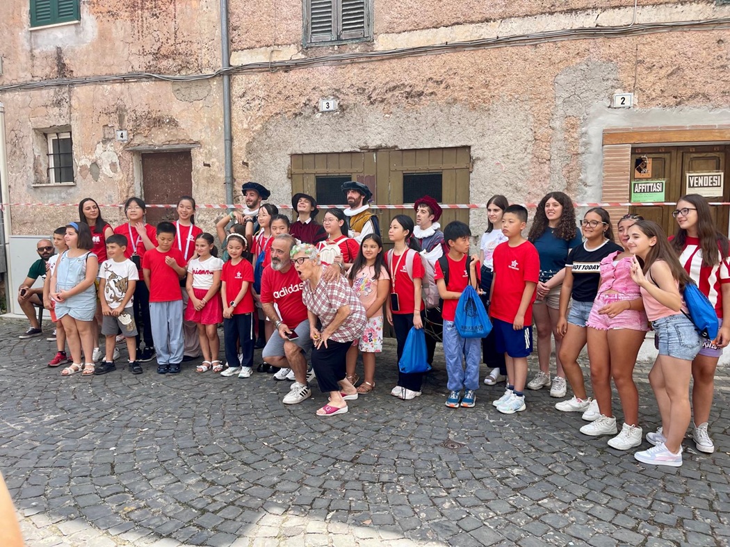 Strani turisti cinesi a Montelanico