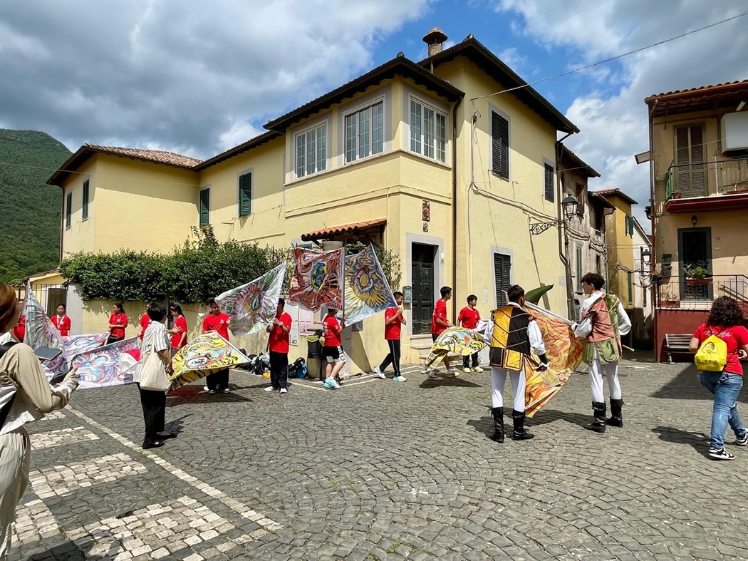 Strani turisti cinesi a Montelanico