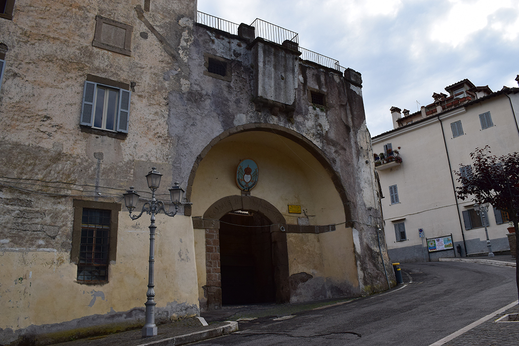 Poli. Porta del borgo