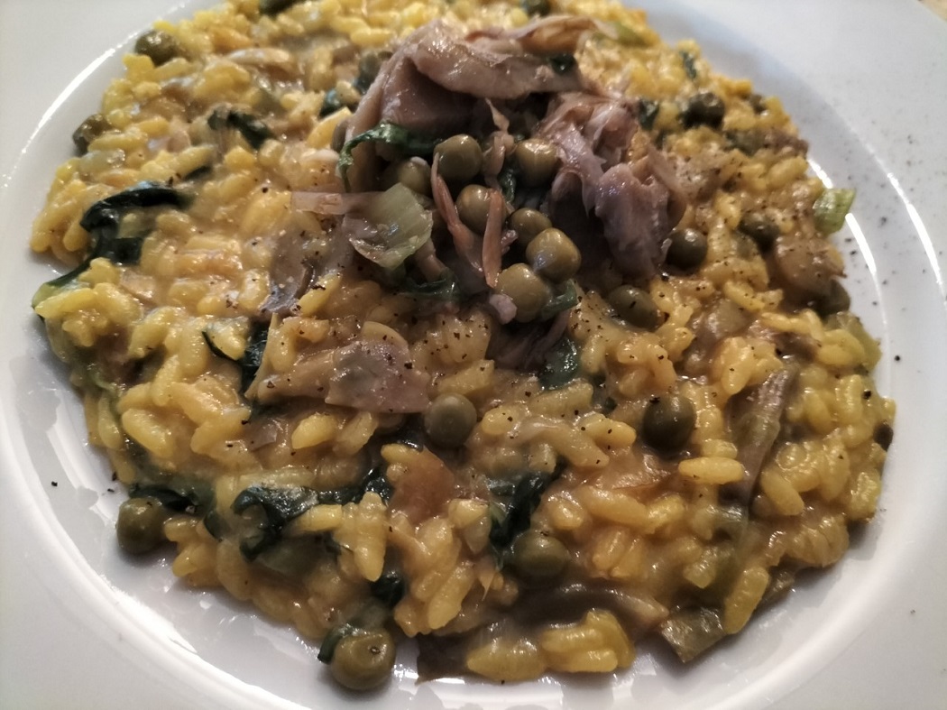 Ligth vignarola with turmeric rice