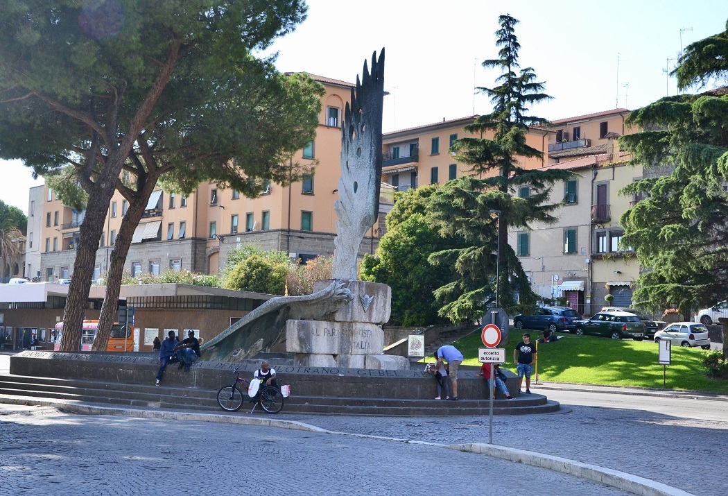  Monumento del Paracadutista