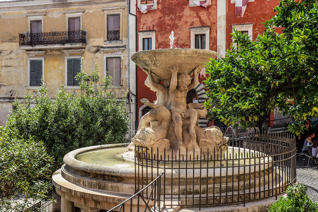 Priverno. Fontana dei Delfini