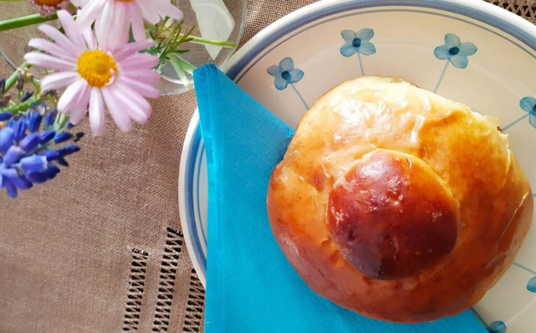 Brioche with “tuppo” and almond granita, a classic of Catania!