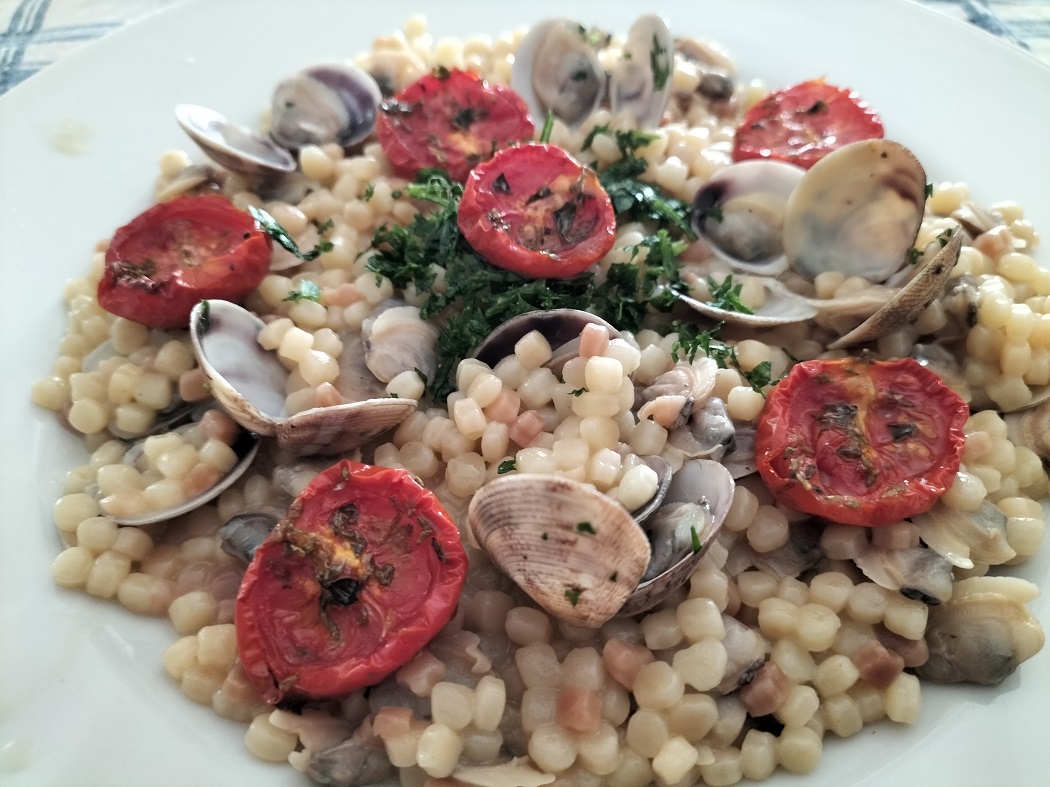 Fregola sarda con arselle e pomodorini confit