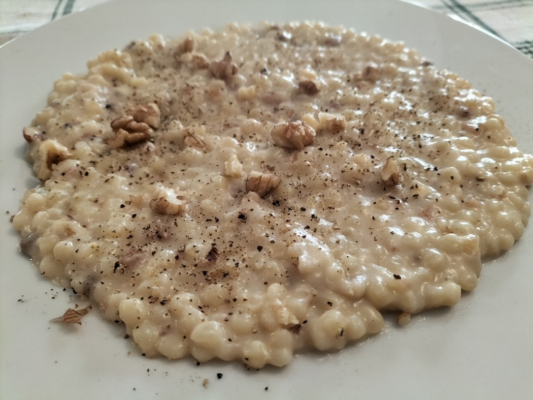 Fregula o fregola con cavolfiore, brie e noci