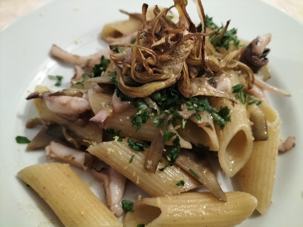 Pennoni con seppia e carciofi in doppia cottura 