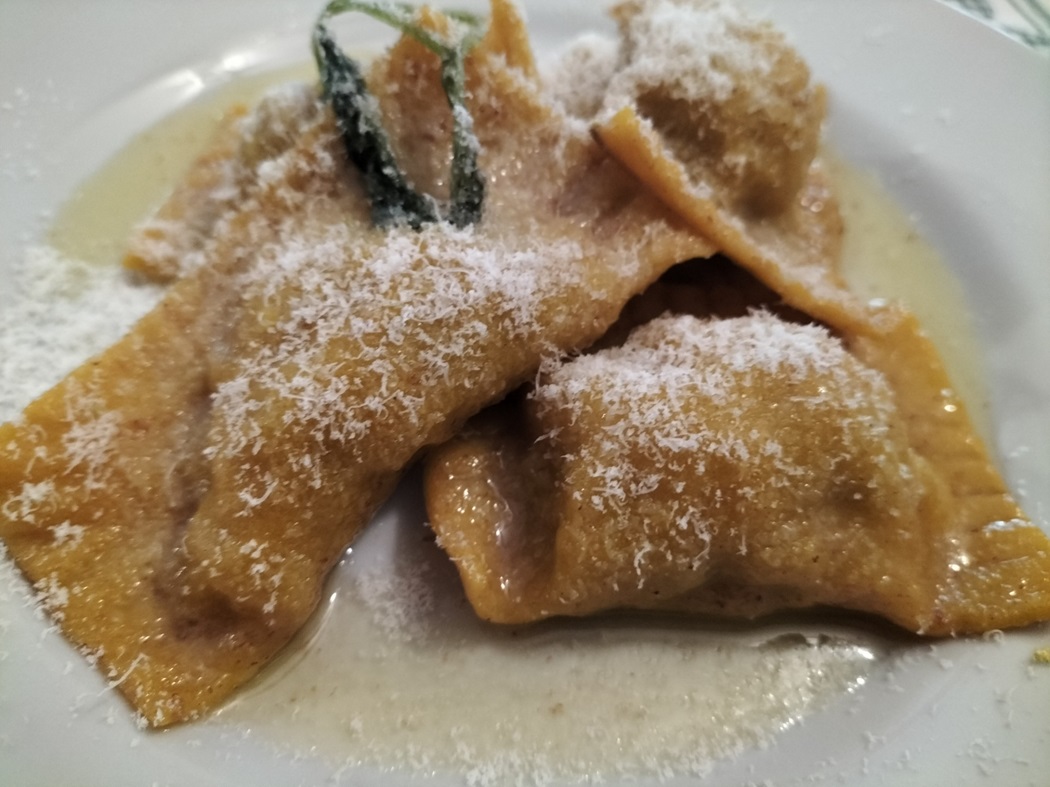 Turmeric ravioli stuffed with cabbage, onion and sweet potato