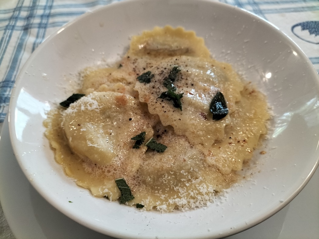 Ravioli di brasato e cavolo nero