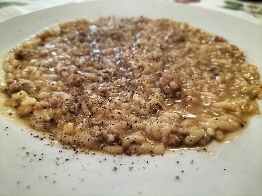 Riso con salsiccia, zucca e formaggio di capra