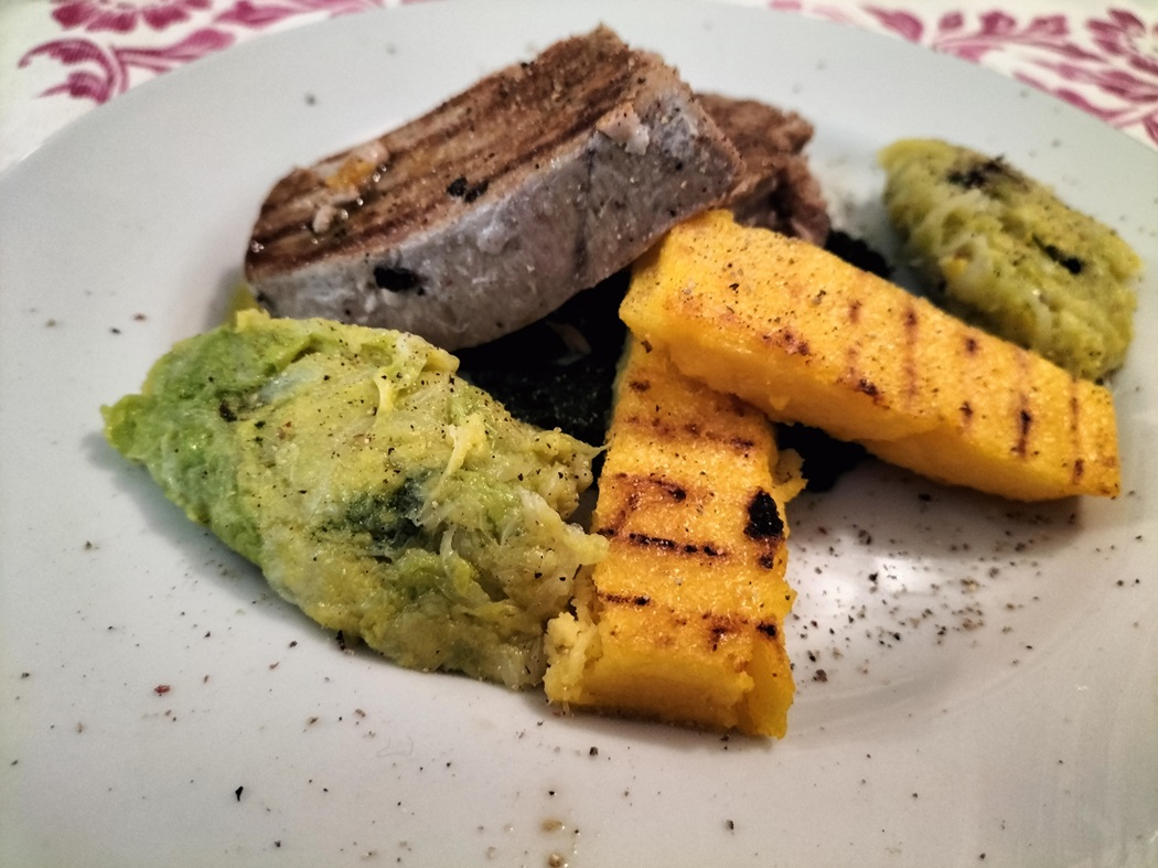 Tonno con crostoni di polenta su crema di cicoria e quenelle di verza