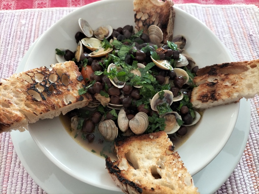 Zuppa di ceci neri con vongole