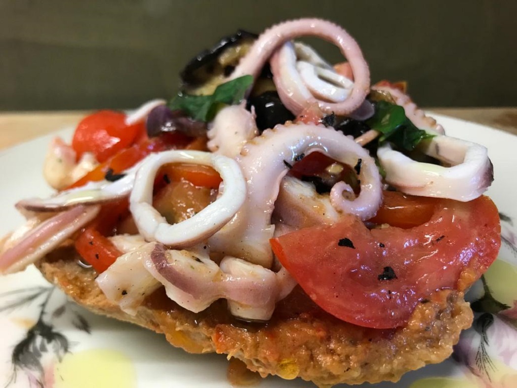 Frisella di moscardini per un aperitivo