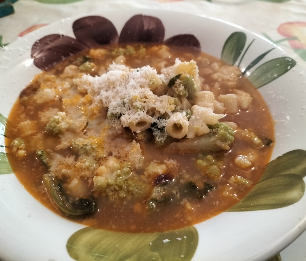 Minestra di broccoli romani con tubetti e pecorino romano 