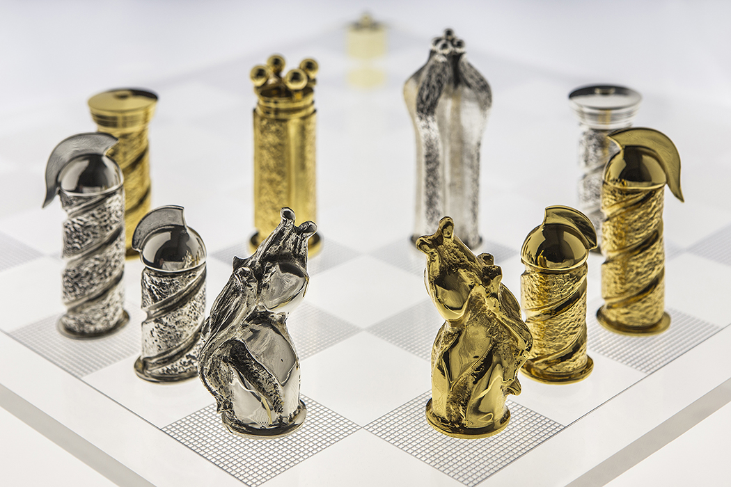 Esclusiva scacchiera scolpita attraverso lo specchio