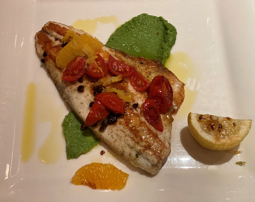 branzino con crema di edamame, zest di yuzu e pepe rosa del ristorante Ikai a Verona