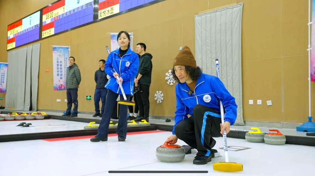 Un cinese riccioluto che ama i gatti, ecco Pai Liu