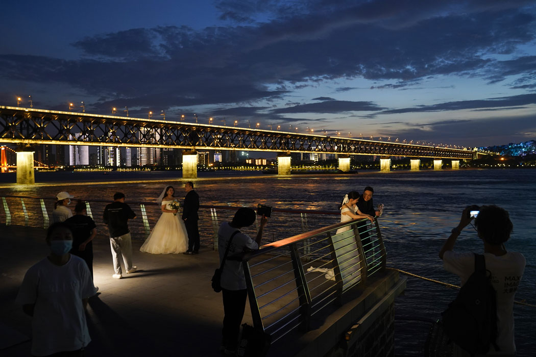 Ponte di Wuhan sul fiume Yangtze di notte