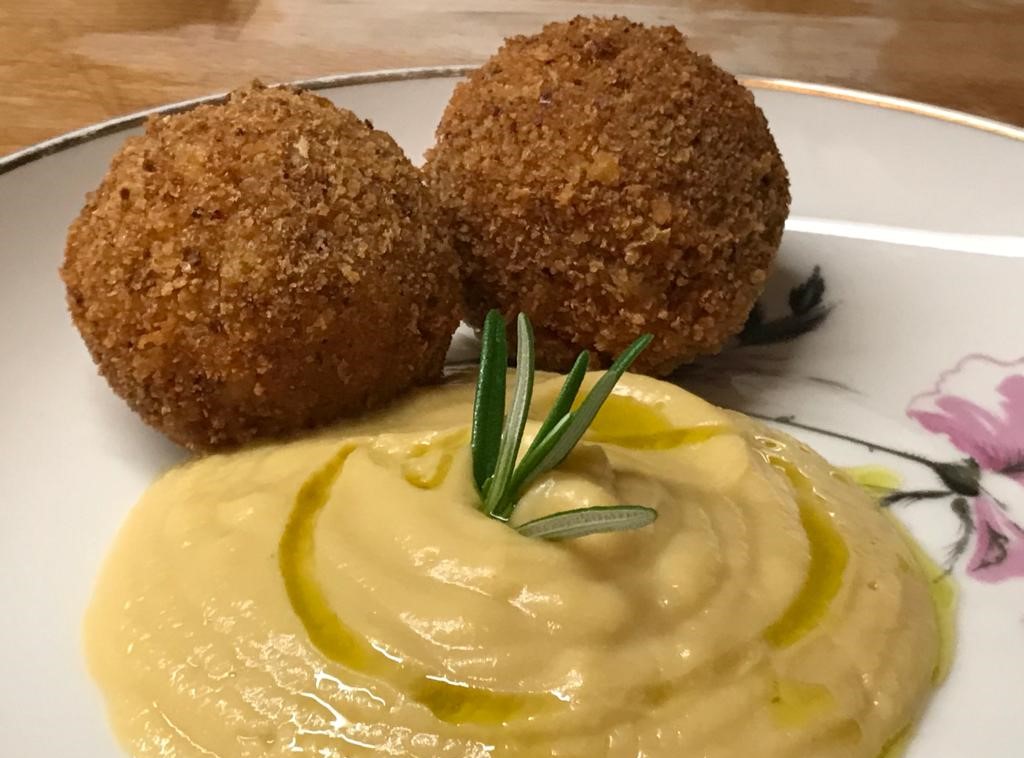 Anche il baccalà è pesce: crocchette di baccalà con vellutata di ceci