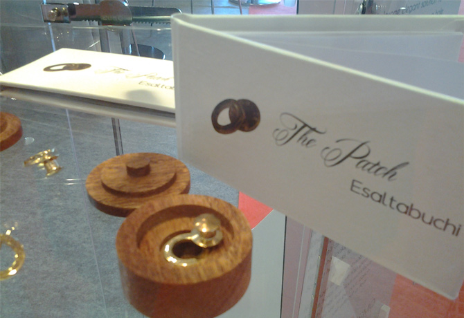 Esaltabuchi, il gioiello ironico