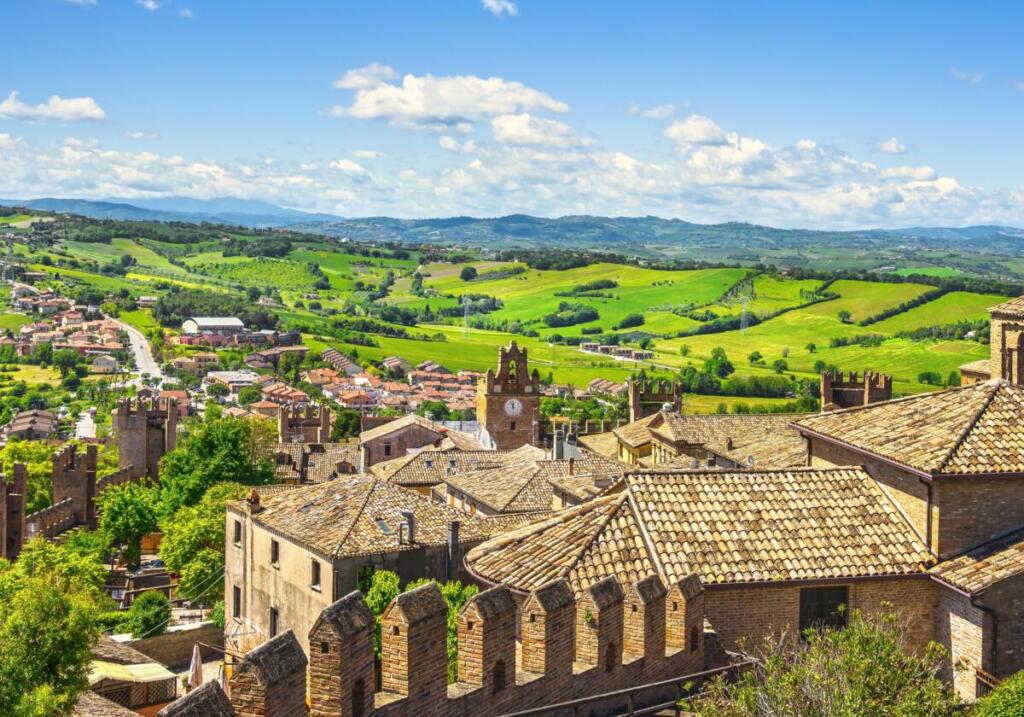 Gradara, from the Marche hills to a dip in the sea on the horizon
