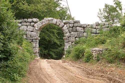 Guarcino. Arco di Trevi