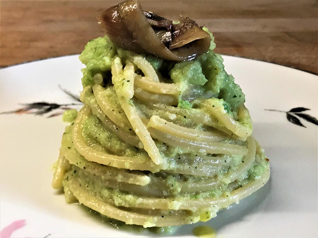 Spaghettoni al broccolo romanesco con acciuga