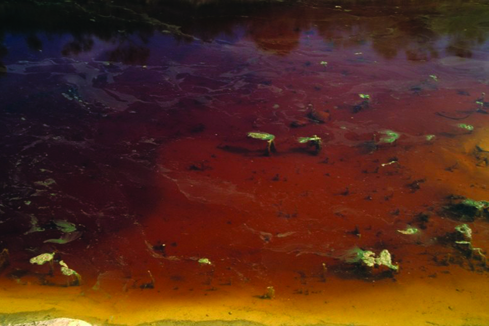 Il lago rosso della solforata di Pomezia