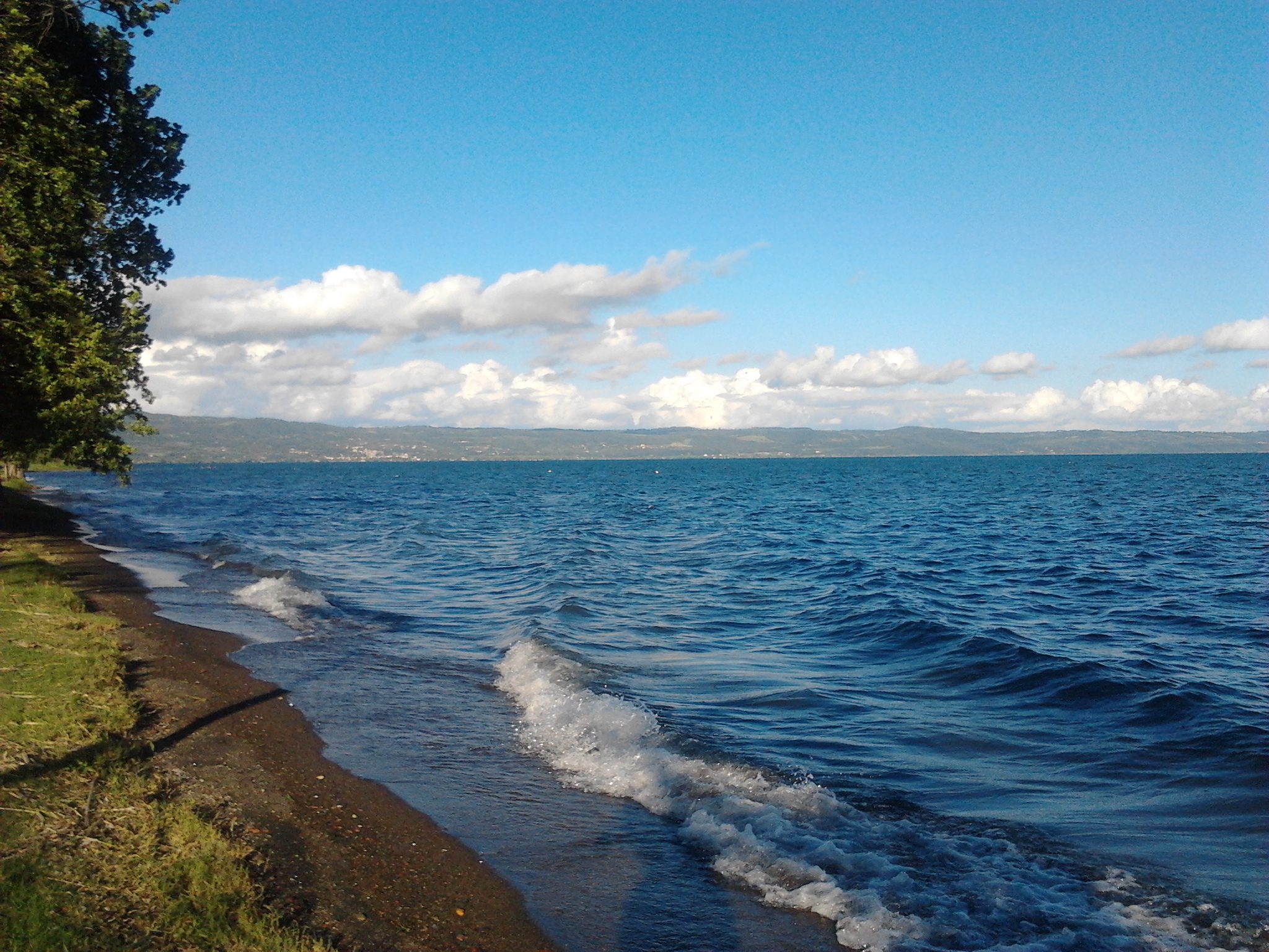 Grotte di Castro. Spiaggia sul Lago di Bolsena
